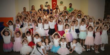 Sanat ve Kişisel Gelişim Atölyeleri’nde rengârenk final: Minikler yeteneklerini sergiledi