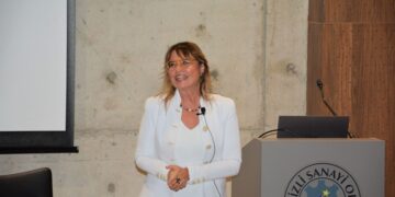 Ayşegül İldeniz: Bu dönüşüme ayak uydurmak zorundayız