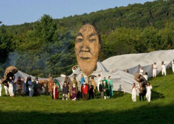 Dev kuklalar istanbul sokaklarında