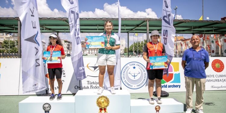 Muğlalı Okçu Ecesu Demircan Türkiye Şampiyonu oldu