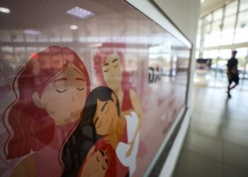 Mersinde kentin girişinde kadınlara yardım eli