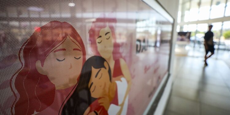 Mersinde kentin girişinde kadınlara yardım eli