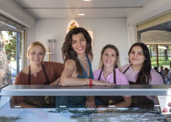 Gökçe Bahadır kadın emeğine destek olmak için  Milas’ta dondurmacı kadınlarla dondurma dağıttı