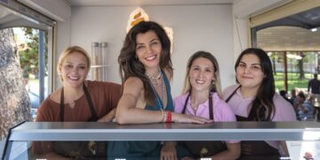 Gökçe Bahadır kadın emeğine destek olmak için  Milas’ta dondurmacı kadınlarla dondurma dağıttı