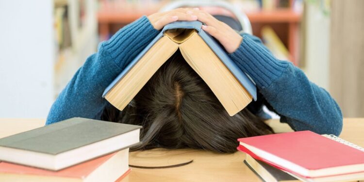 Anne Babaların eğitim seviyesi öğrencilerin sınavında en az 120 puanlık fark yaratıyor