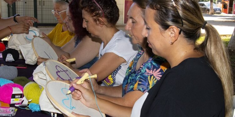 Kadınlar bu atölyede ilmek ilmek punch işliyor