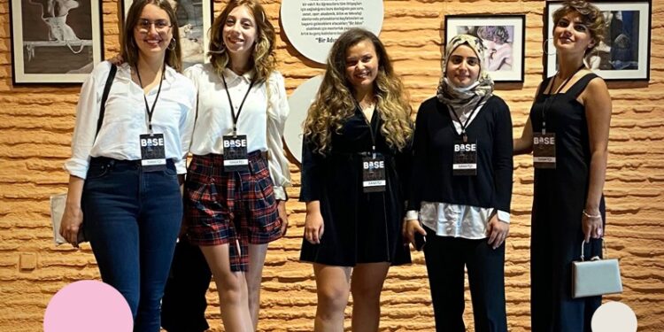 Bir Adım Var Vakfı’nın desteklediği 10 genç kadın sanatçı,  15 eserle BASE İstanbul’da