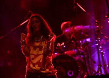 Lil Zey ilk solo konserini “Evim” dediği İzmir Fuarı’nda verdi