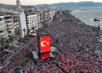 İzmirliler tarihi 100. yıl kutlamaları için Gündoğdu Meydanı’na akın etti