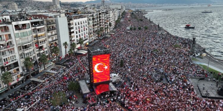 İzmirliler tarihi 100. yıl kutlamaları için Gündoğdu Meydanı’na akın etti