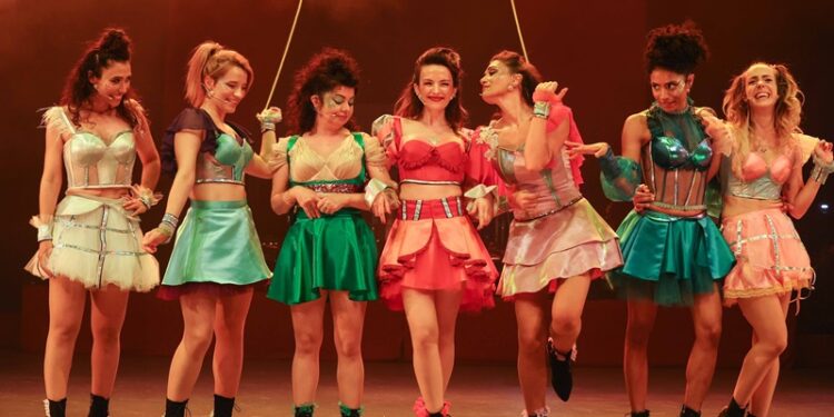 DasDas’ın yeni oyunu ‘Dünya yerinden oynar’ın promiyeri gerçekleşti