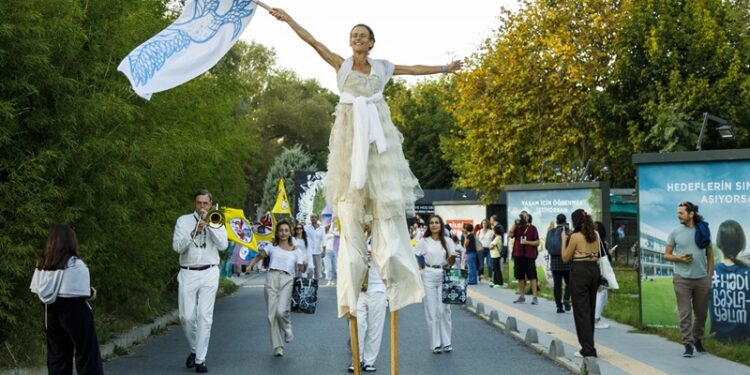 İstanbul Bilgi Üniversitesi 17. İstanbul Bienali kapsamında İstanbul’a gelen Bread and Puppet Theater’ın dev kuklalarına ev sahipliği yaptı