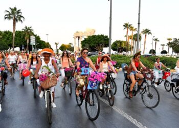 Mersinde süslü kadınlar temizlik için pedal çevirdi