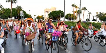 Mersinde süslü kadınlar temizlik için pedal çevirdi