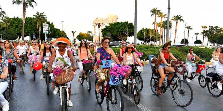 Mersinde süslü kadınlar temizlik için pedal çevirdi