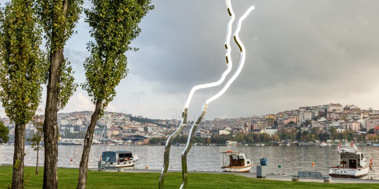 İstanbul Bienali’nin Koç Holding Desteğiyle Gerçekleştirdiği Üçüncü Kalıcı Eser İstanbul’la buluşuyor