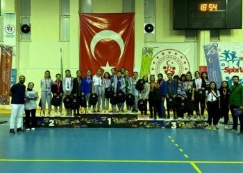 Minik hokeyciler cumhuriyet kupası için sahada