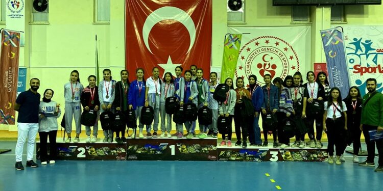 Minik hokeyciler cumhuriyet kupası için sahada