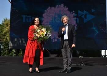 Yeşilçam’ın sultanı Türkan Şoray, hayranlarıyla birlikte “Selvi Boylum Al Yazmalım” filmini izledi