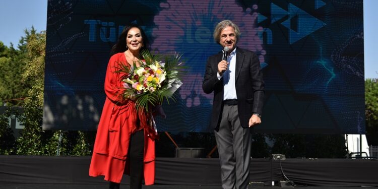 Yeşilçam’ın sultanı Türkan Şoray, hayranlarıyla birlikte “Selvi Boylum Al Yazmalım” filmini izledi