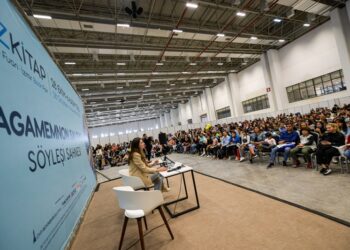 İZKİTAP’a ilk gün yoğun ilgi