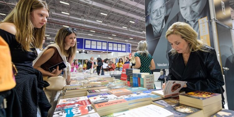 İZKİTAP’a ilgi sürüyor