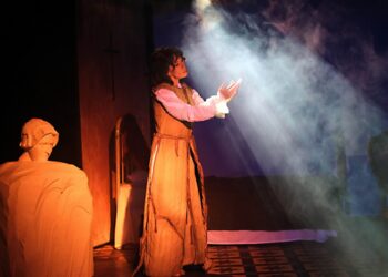 Ebru Unurtan Urağ’a Yılın en başarılı kadın oyuncusu ödülü verildi