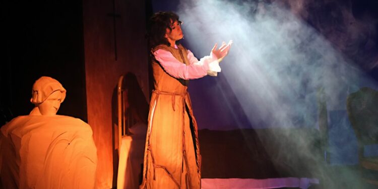 Ebru Unurtan Urağ’a Yılın en başarılı kadın oyuncusu ödülü verildi