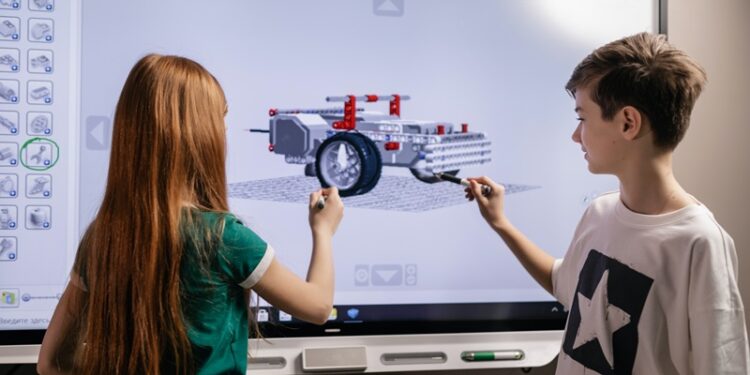 Çocuklar robotik kodlama ile geleceklerini inşa ediyor