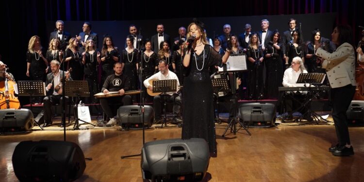 Hekim ve çalışanlardan oluşan Liv Türk Müziği Koraosu “Kantolarla ve Tangolarla” sahnede