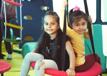 Anneler alışverişte çocuklar oyun otobüsünde