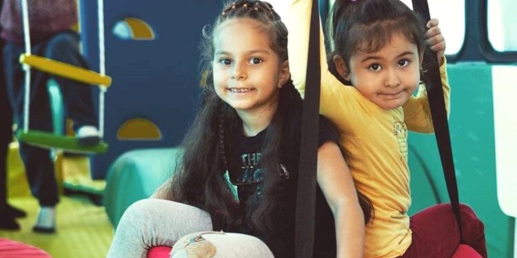 Anneler alışverişte çocuklar oyun otobüsünde