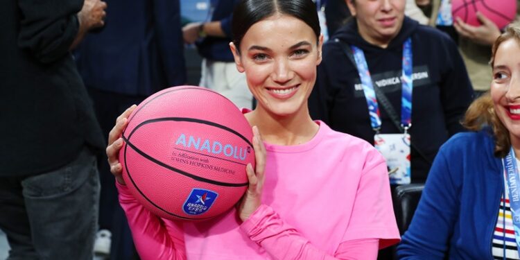 Pembe Top, Pınar Deniz’in elinden havalandı