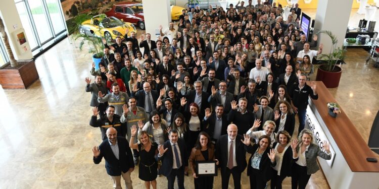 Oyak Renault, KAGİDER tarafından verilen “Fırsat Eşitliği Modeli Sertifikasını” aldı