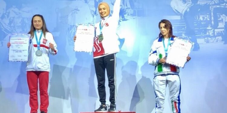 Kayserili Hayriye Türksoy Hançer Avrupa Kick Boks Şampiyonası’nda altın madalyanın ve kupanın sahibi oldu