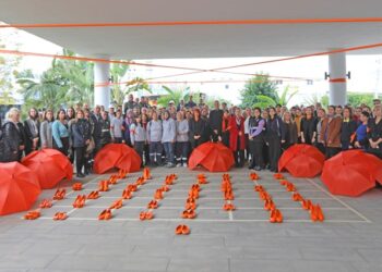 Şiddete Uğrayan Kadınlar İçin Turuncu Ayakkabı sergisi