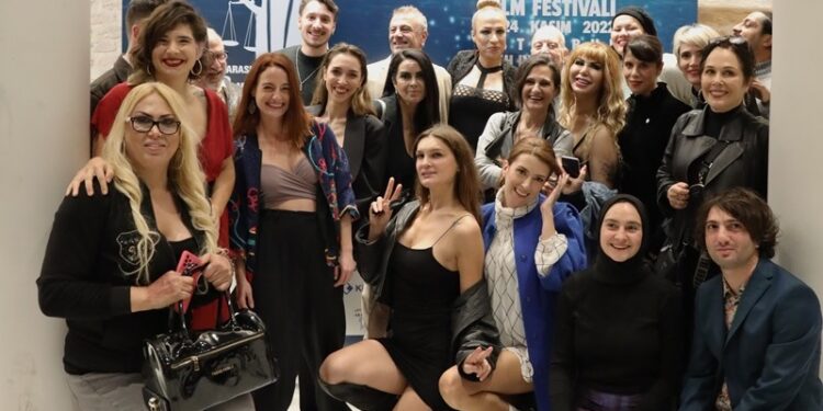 Hilal, Feza ve Diğer Gezegenler’in Dünya Prömiyeri Suç ve Ceza’da yapıldı