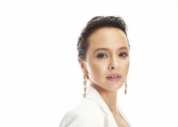 Zeynep Özyılmazel, Tamirane Akasya sahnesine konuk oluyor