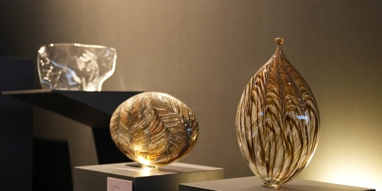 “Uyum ve Denge: Cam Işıkla Yaşar” sergisi