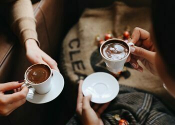 En köpüklü Türk Kahvesini misafire ikram ediyoruz