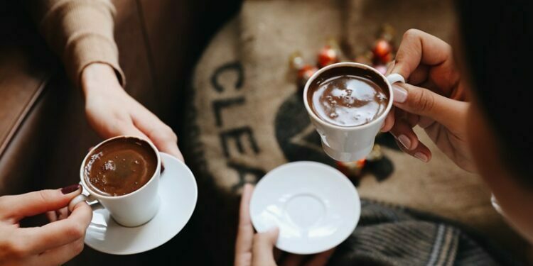 En köpüklü Türk Kahvesini misafire ikram ediyoruz