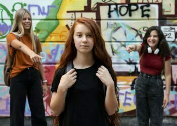 Akran zorbalığı estetik talebini artırdı!