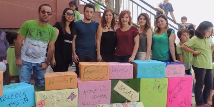 Bir Kadın; 32 Kütüphane kurdu