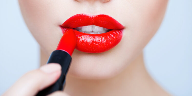 Bir kadın hayatı boyunca 1,5 kilogram ruj yutuyor!