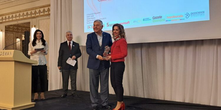 Hediye Güral Gür’e turizmde başarı ödülü