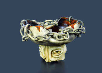 Elif Saltık Hikayesini bir tiyatro oyunu gibi sahneye koyarcasına izleyiciye sunuyor!