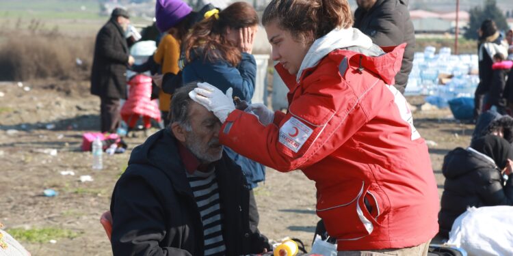 Kızılay depremzede kadınlara özel whatsapp hattı kurdu