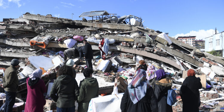 Türkiye’deki depremlerden sonra milyonlarca ton enkaz kaldırılmayı bekliyor