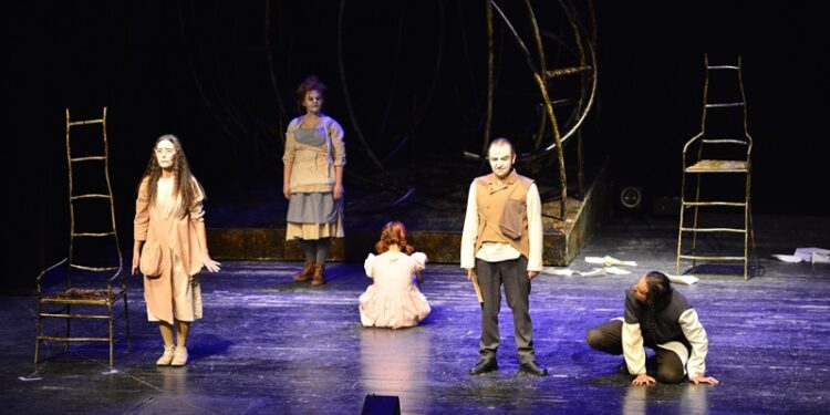 Tiyatro Kafa’dan yabancılaşmayı anlatan bir oyun; “Dönüşüm”