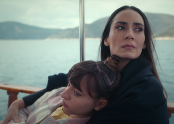Başrollerinde Melisa Sözen ve Eylül Tumbar’ın yer aldığı Biz Kimden Kaçıyorduk Anne?